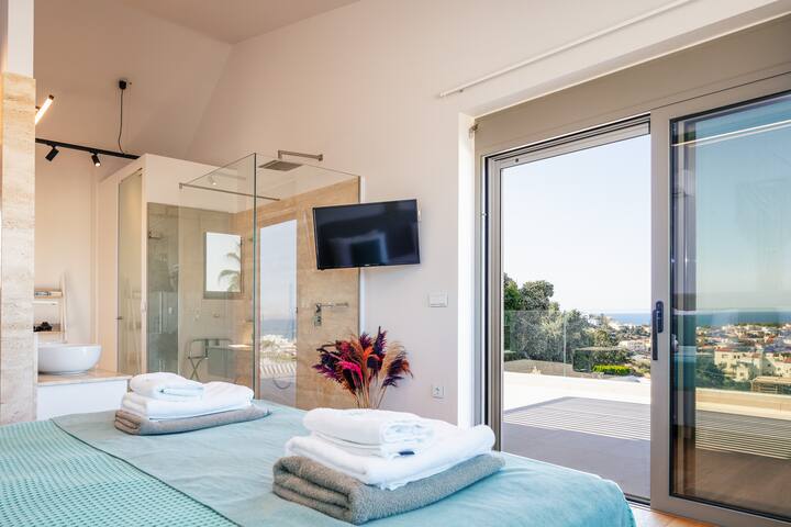 Panoramic sea & city views, gym, sauna, fire pit! gallery image 5