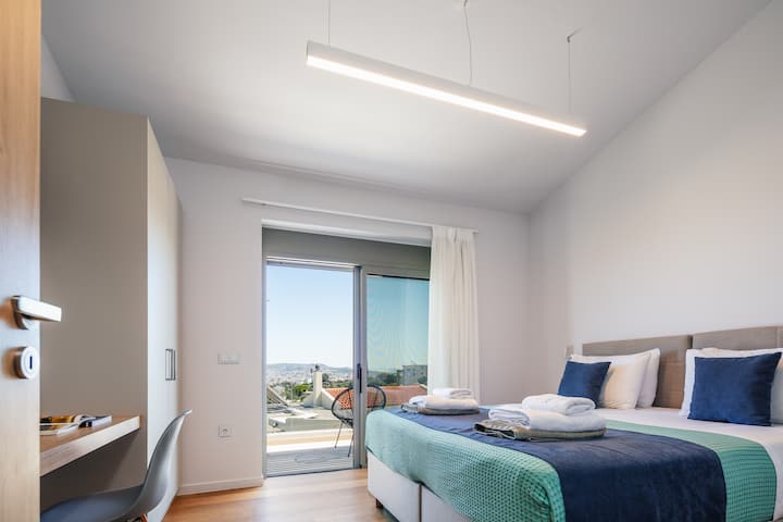 جميع غرف النوم مكيفة الهواء وتحتوي على مراتب مريحة