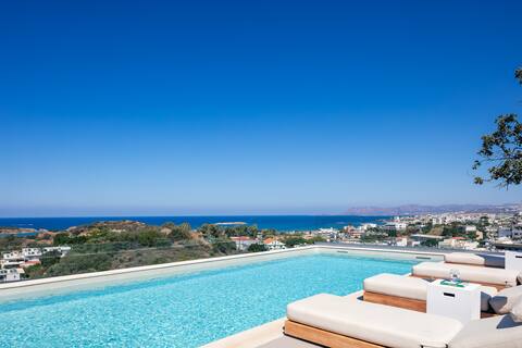 Panoramic sea & city views, gym, sauna, fire pit!
