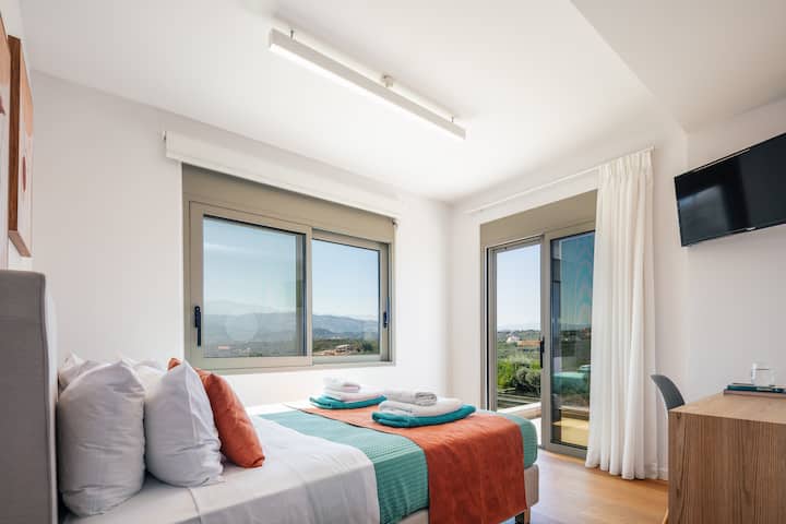 غرفة نوم في الطابق الأول مع شرفة خاصة.