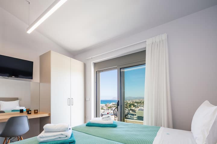 غرفة نوم في الطابق الأول مع شرفة مشتركة وسرير بحجم كينغ.
