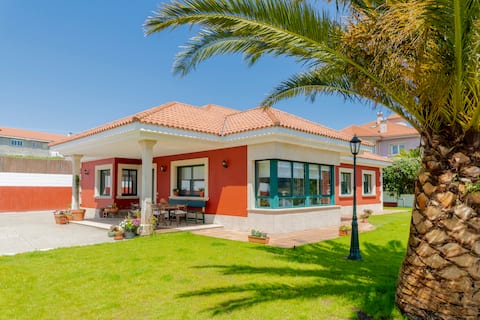 Beach house with pool for 10 people
