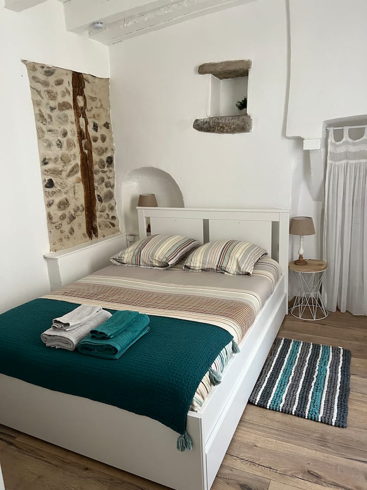 De slaapkamer met een bed 140 x 200 cm / Een slaapkamer met een bed van 140 x 200 cm 