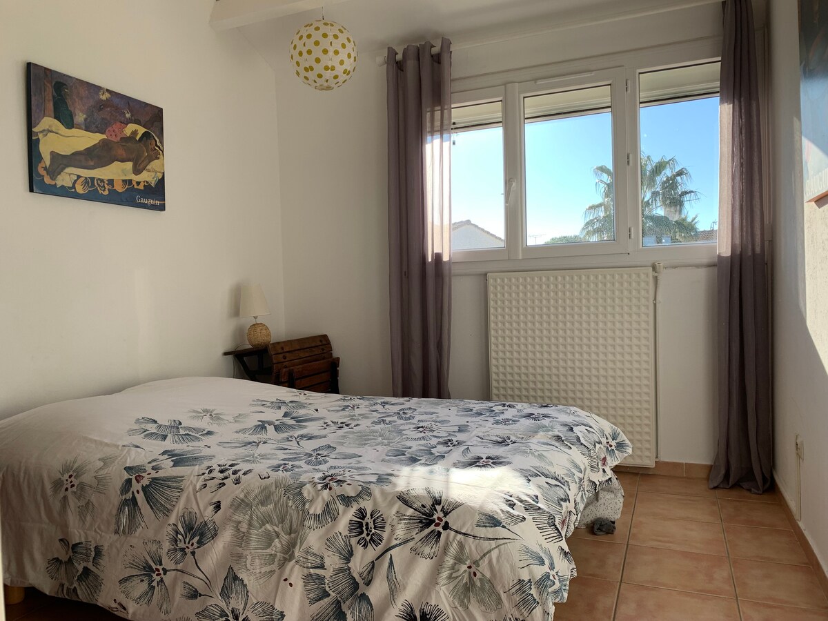 Chumba cha kulala 2 kwenye ghorofa ya 1. Kitanda cha watu wawili, WARDROBE. 