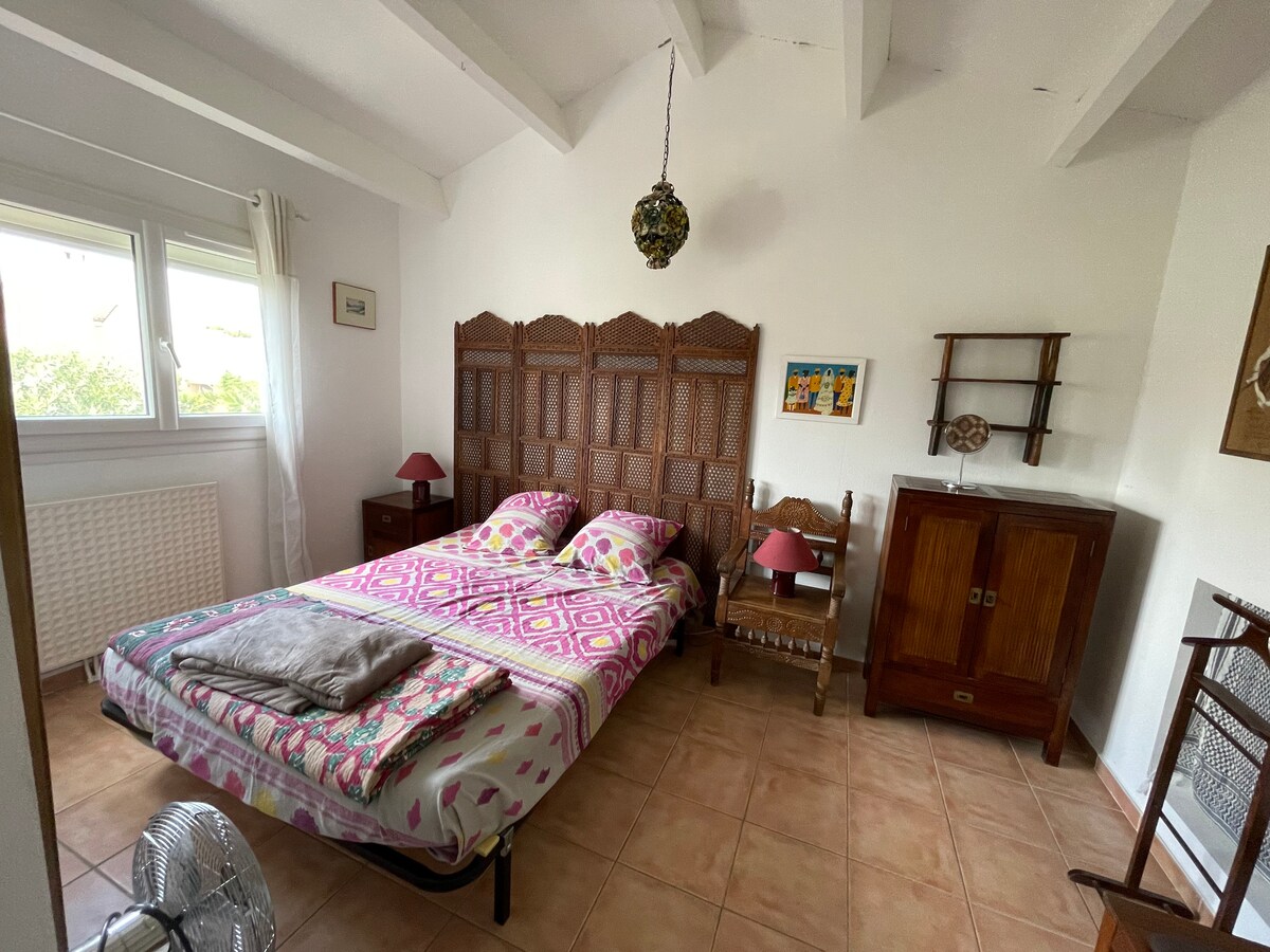 Chumba cha kulala kwenye ghorofa ya 1. Kitanda kikubwa, mwonekano wa kabati la ua wa kuingia 