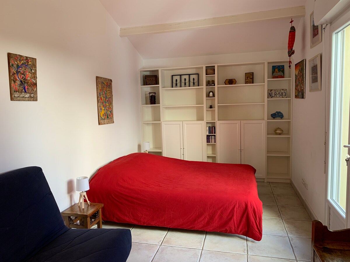 Chumba cha kulala 4, ghorofa ya chini. Ufikiaji mkubwa sana, wa moja kwa moja wa ua wa kuingia. 
Kitanda maradufu, rafu, dawati. 