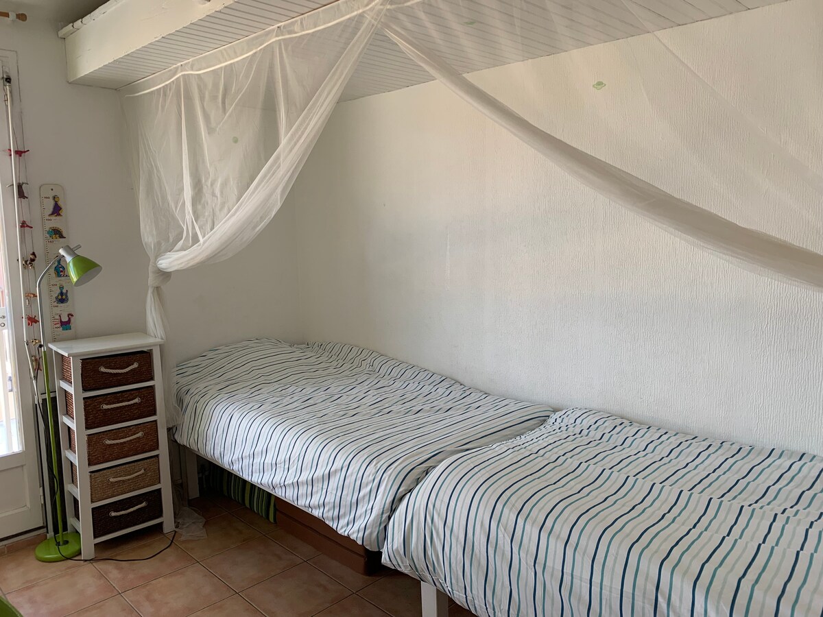 Chumba cha kulala 3, kwenye ghorofa ya 1. Mwonekano mzuri wa bwawa la Thau. 
Vitanda viwili vya mtu mmoja, rafu, dawati dogo. 