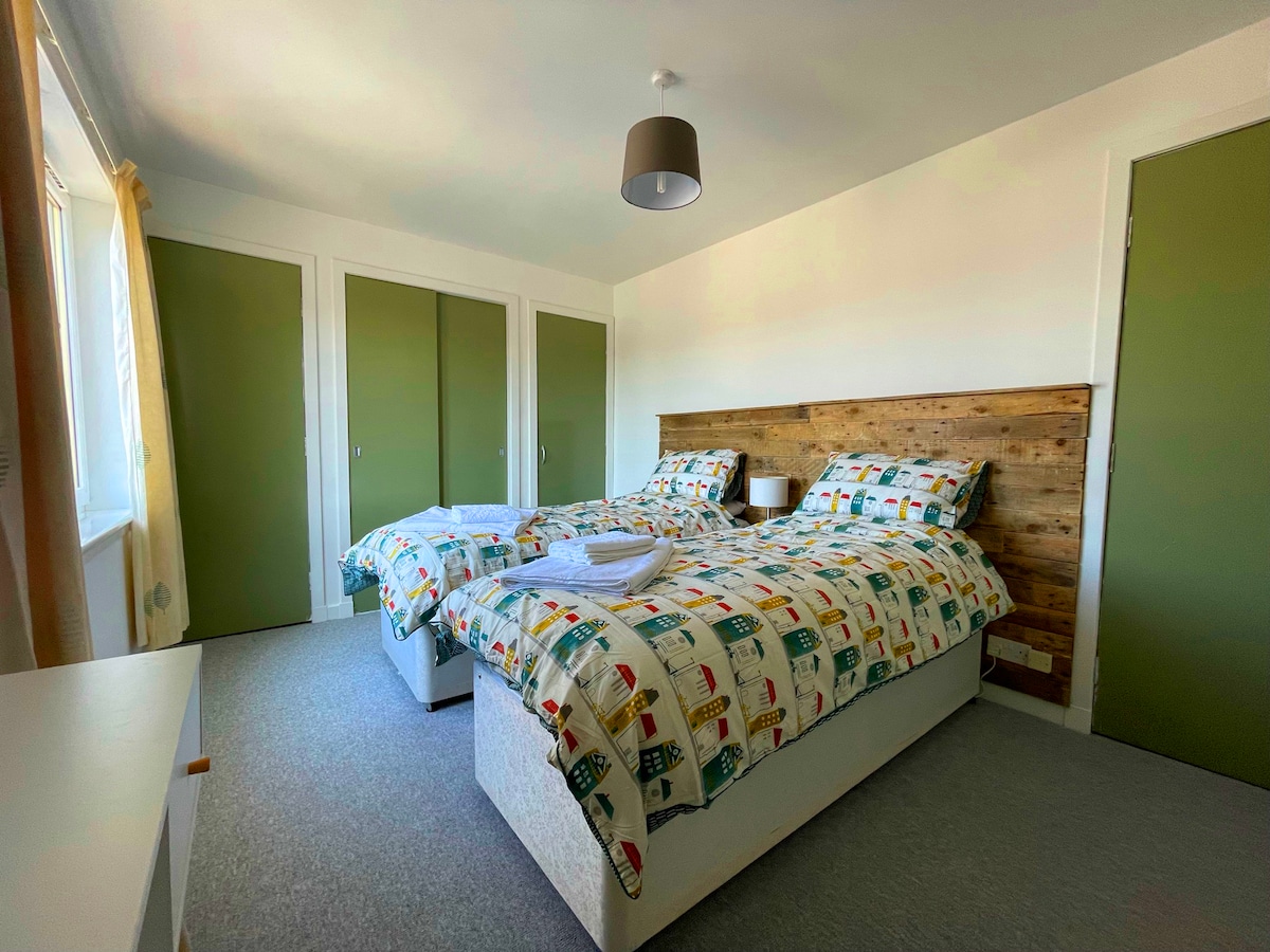 Dormitorio doble frente a la propiedad con vistas a Bin Hill y vistas a la bahía de Cullen.