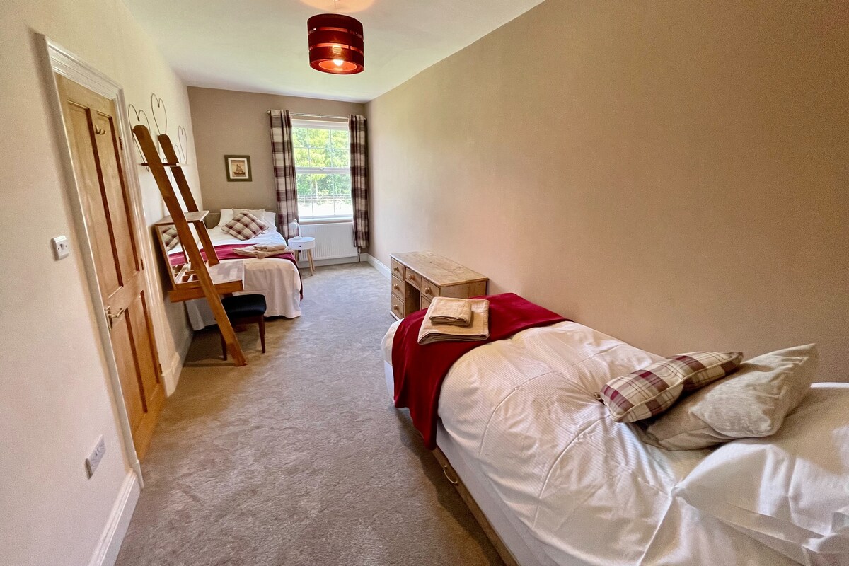 غرفة نوم مزدوجة/رباعية بسريرين فرديين وسريرين فرديين