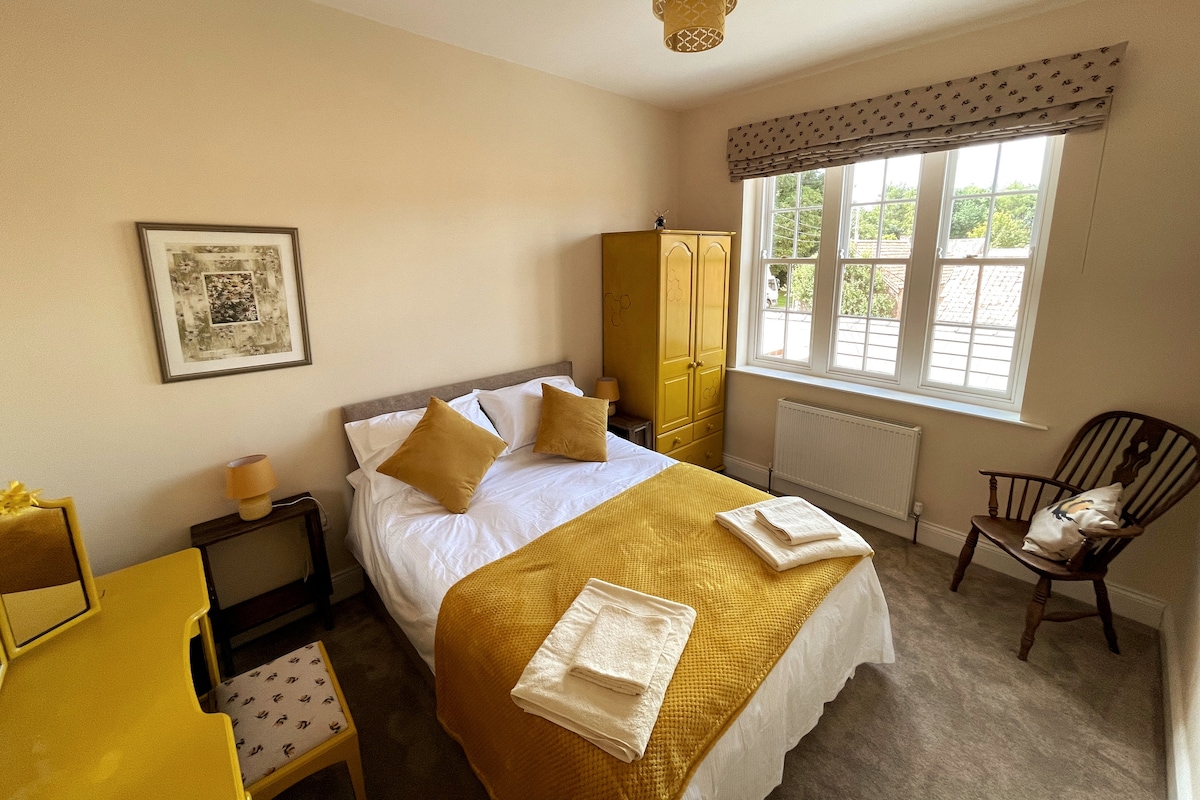 غرفة نوم بسرير كبير