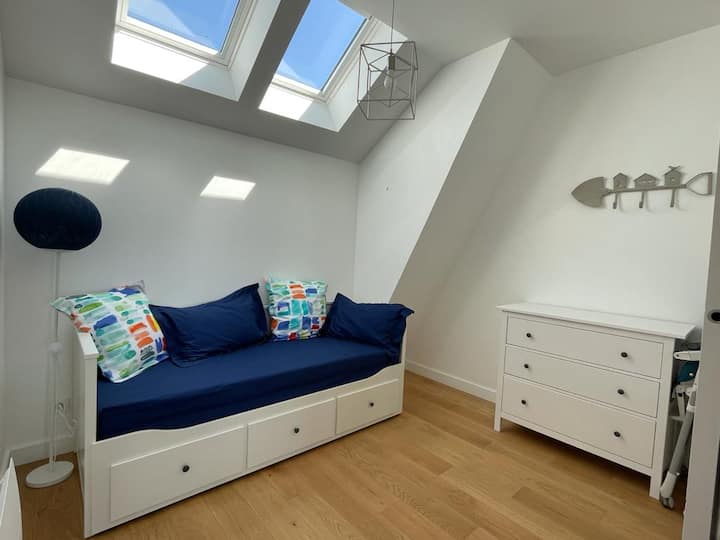 Kútik na čítanie v druhej spálni s výhľadom na more cez obývaciu izbu