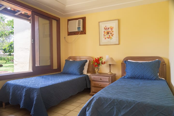 Apartmán č.4 s dvoma pohodlnými samostatnými posteľami, klimatizáciou, komodou, šatníkom v pozadí a úplne novým trousseau.