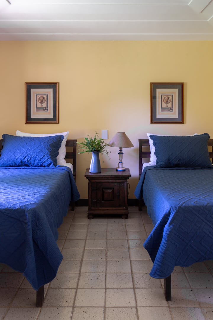 Apartmán č.2 s dvoma samostatnými lôžkami vybavenými klimatizáciou a možnosťou dodatočného samostatného matraca. Úplne nová a útulná posteľná bielizeň pre vašu pohodu.