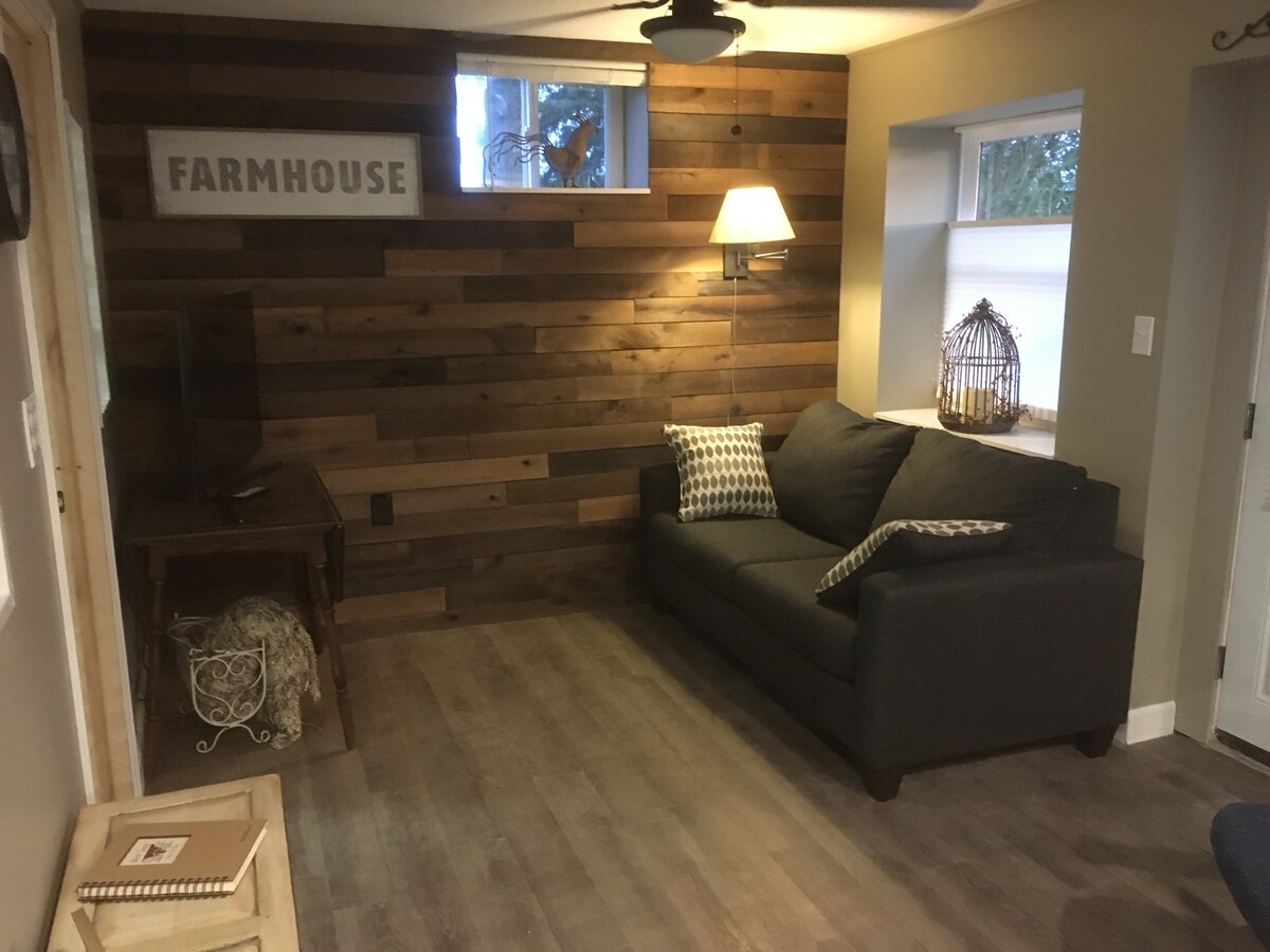 Dnevni boravak s TV-om i kaučem na razvlačenje (krevet u punoj veličini).