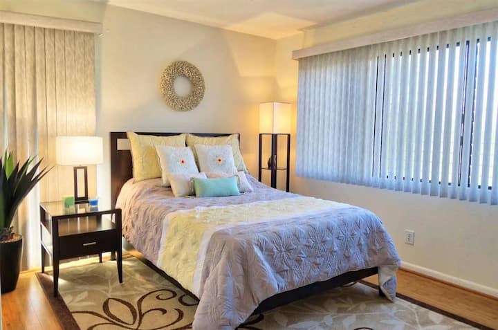 Chambre Donwstairs avec un lit complet (double).  Climatiseur et ventilateur de plafond dans la chambre.