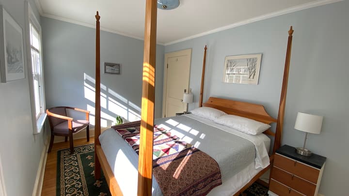 Ეს სახლი, რომლის პირისპირ მდგარი ოთახი დილით მზის ამოსვლის სინათლით ივსება.