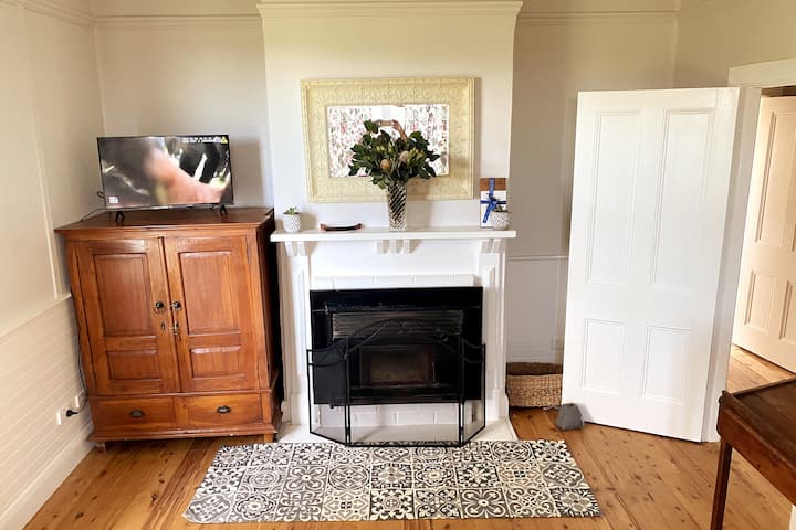 Área de estar: con leña y aire acondicionado de ciclo inverso.