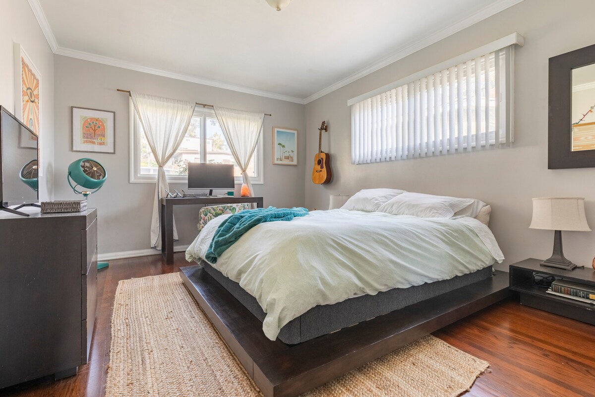 宽敞的独立卧室，配有舒适的标准双人床和电视。   
工作站包括舒适的旋转椅、28英寸三星超高清电脑显示器、USB-C、HDMI和DP电缆设备和充电站立方体。