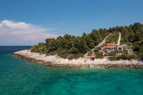 Villa Insula - Perfect off-grid, seafront house