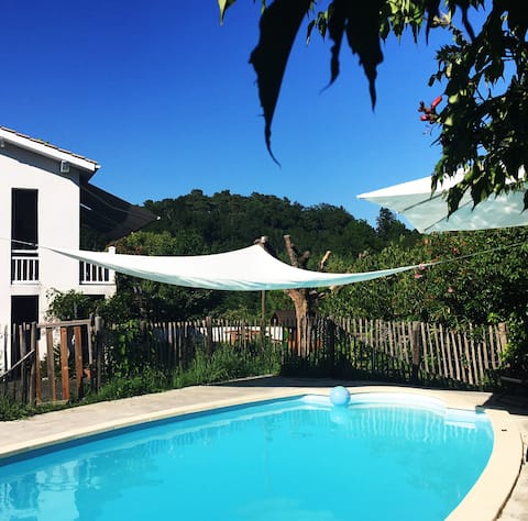 Beautiful home with pool near Bordeaux