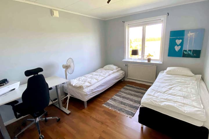 משרד וחדר שינה בקומת הקרקע 