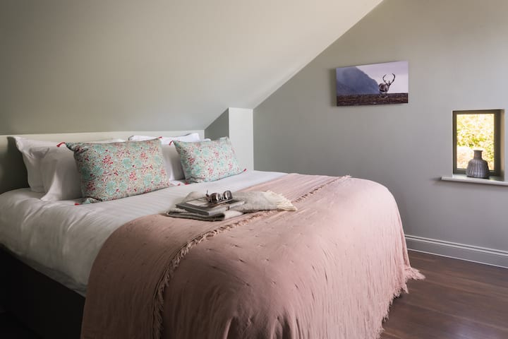 El segundo dormitorio cuenta con una cama tamaño king que también se puede preparar como dos individuales, si es necesario.