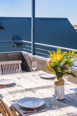 Steps to beach & shops | Pt Lonsdale | 4 bedrooms gallery image 3