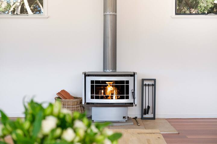 Steps to beach & shops | Pt Lonsdale | 4 bedrooms gallery image 2