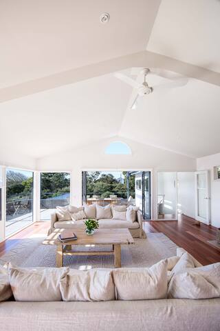 Steps to beach & shops | Pt Lonsdale | 4 bedrooms