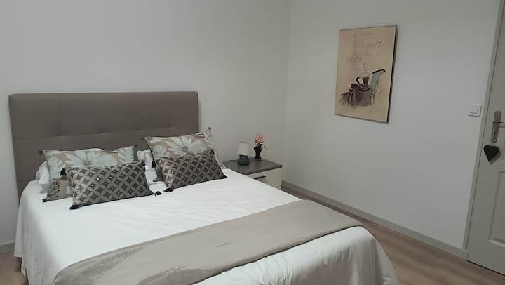 Privatna soba na katu s TV-om i vlastitom kupaonicom.