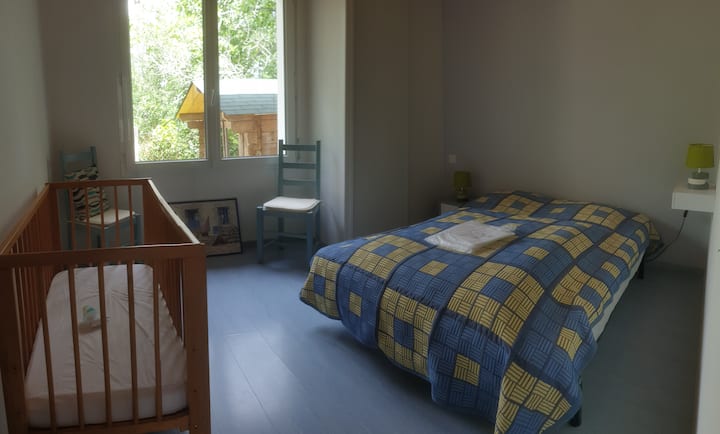 Chumba #2 
na kitanda 