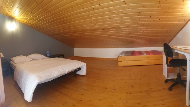 kitanda katika
mezzanine-140/190 Ofisi 1.
Ufikiaji wa mezzanine umekatazwa kwa watoto chini ya umri wa miaka 6. Inaruhusiwa zaidi ya miaka 6 chini ya wajibu wa wazazi. 