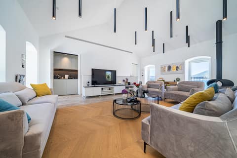 Top Airbnb: Villa Lastva - seafront villa with private pool in Donja Lastva