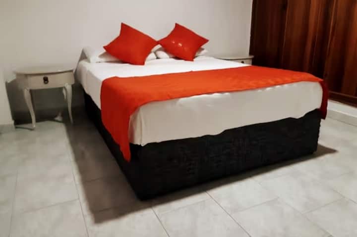 חדר 2. מצויד בשתי מיטות זוגיות (סוג הקן), חלל מלתחה, שידות לילה ומיזוג אוויר.