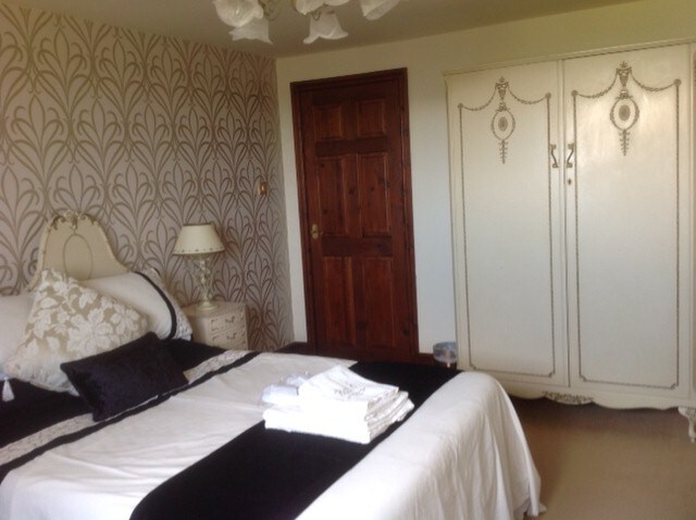 ห้องนอน 3 - เตียงคู่พร้อมพื้นที่นั่งเล่น