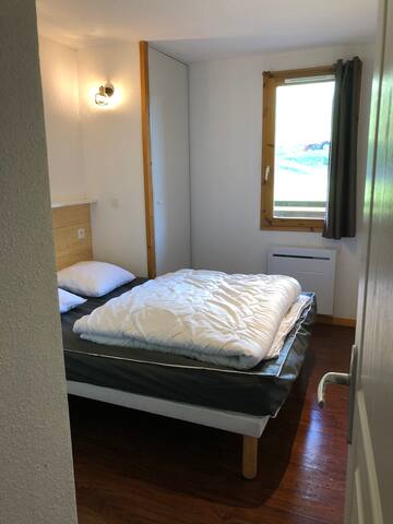 Entire home with 1 bedrooms in Besse Et Saint Anastaise - Superbe appartement en résidence avec piscine