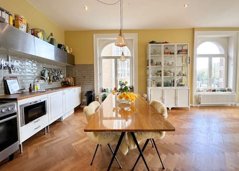 Successful Airbnb property: ★ 2BR ★ 4P ★ LUXURIOUS APARTMENT ★ RIVER VIEWS ★ in Willibrordusbuurt