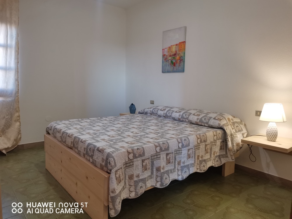 Zapadna soba: bračni krevet.
Zapadna spavaća soba: bračni krevet