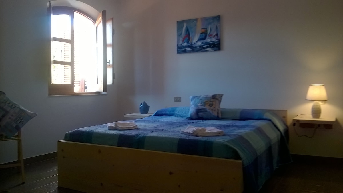 Južna spavaća soba, bračni krevet i dva kreveta za jednu osobu.
Južna spavaća soba: bračni krevet i dva kreveta za jednu osobu.