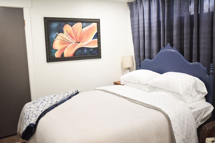 เตียงควีนไซส์ห้องสีฟ้าที่นอนเมมโมรี่โฟมนุ่มสุดๆห้องนี้อยู่ชั้นใต้ดินถัดจากห้องน้ำ 