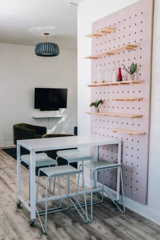 Modern 2BED + 2BA, Bunks, Steps from Lincoln Park