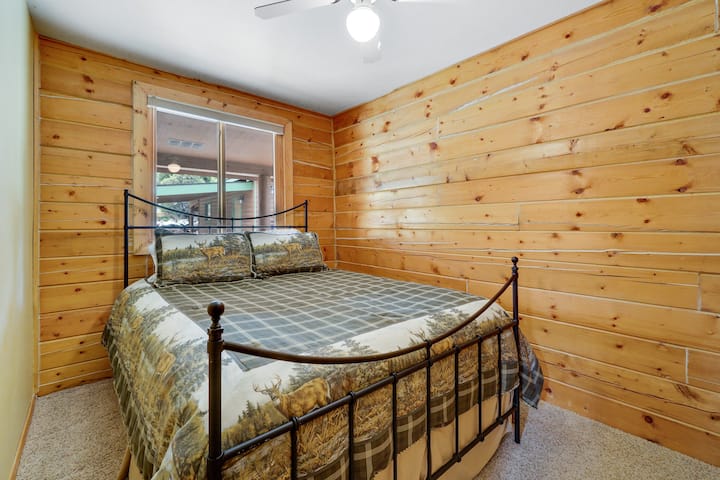 Cama queen en el dormitorio 2, con ventana orientada al sur. Desde que se tomó la foto, agregamos mesitas de noche con lámparas equipadas con puertos USB a ambos lados de la cama.