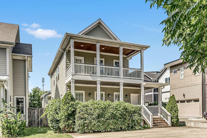 Farmhouse | The Nations | King Bed & Backyard Deck