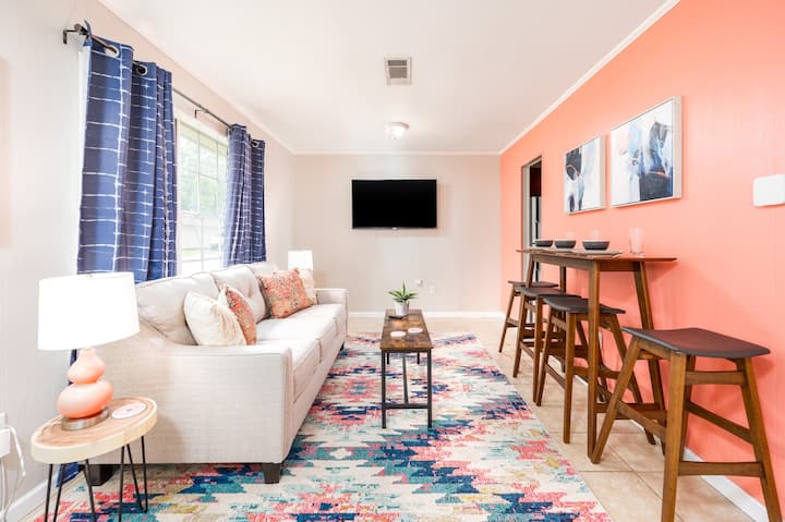 Télévision LED intelligente 4K 55 pouces pour vous tenir au courant de vos émissions préférées

Les tabourets de bar où l'on pouvait déguster des cocktails, même des repas et des conversations profondes.