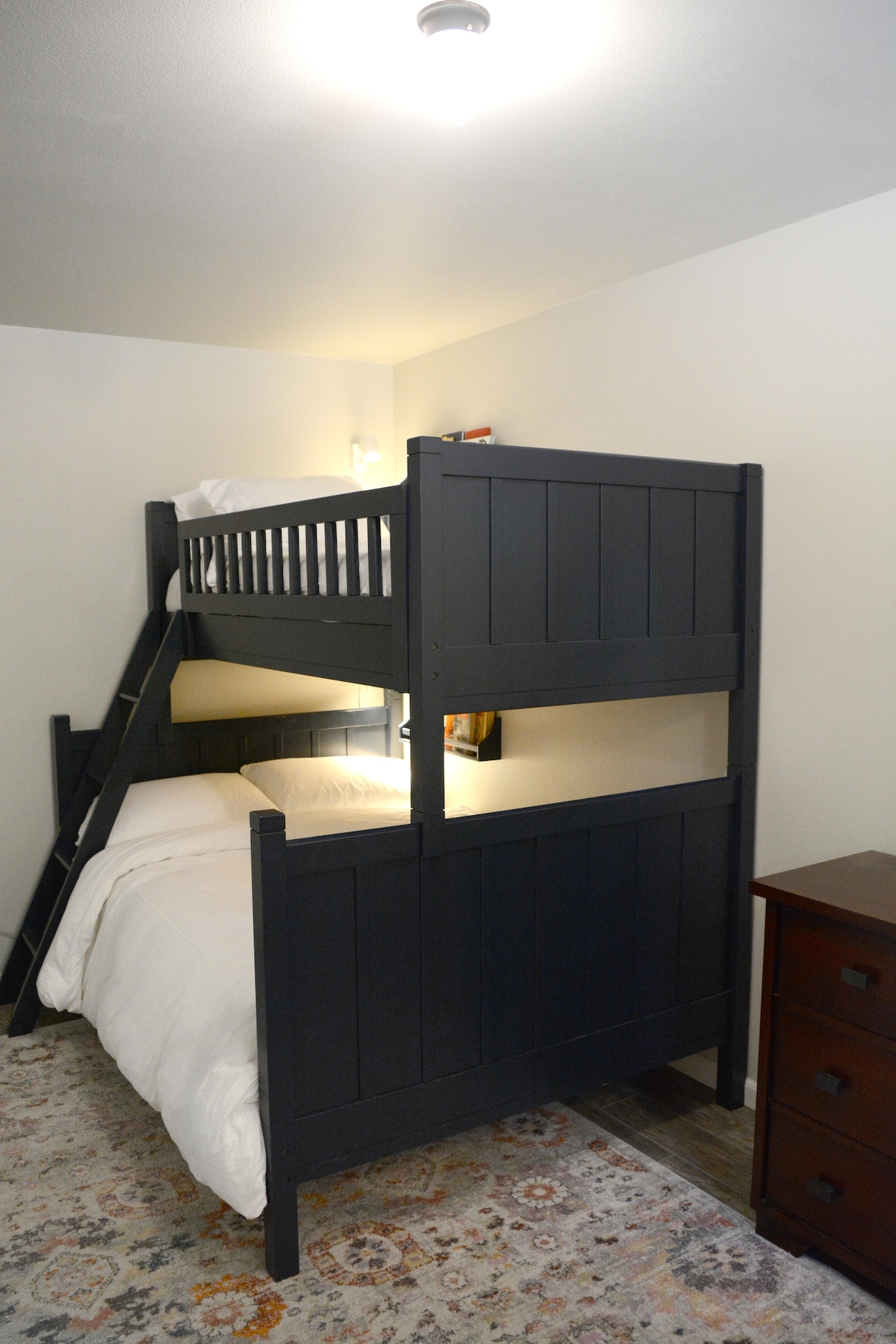 เตียงสองชั้นเต็มรูปแบบเตียงคู่ในห้องสองชั้นสีฟ้า
