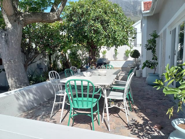 Camps Bay Lilla Villa. Hus m pool 150 m från hav.