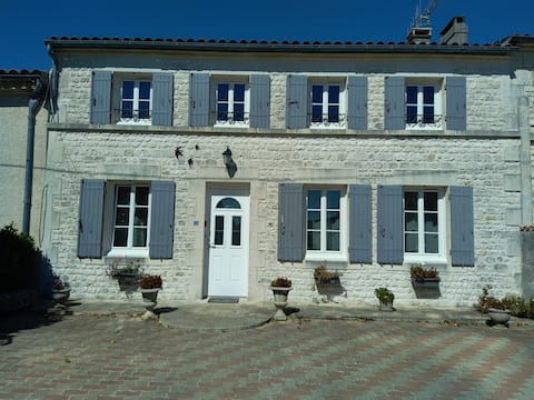 3-star air-conditioned pool cottage "Les Hirondelles"