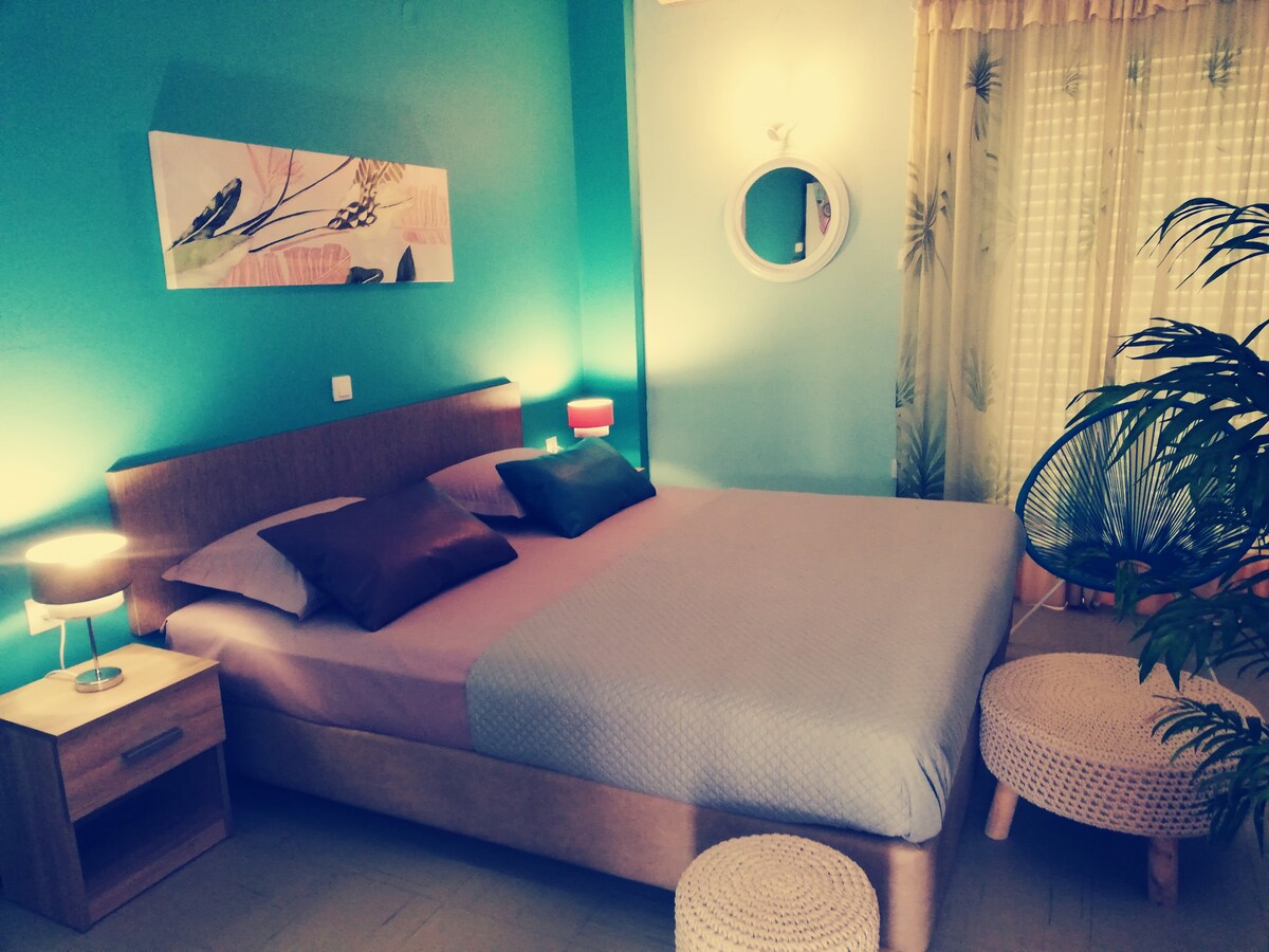 slaapkamer met een groot tweepersoonsbed