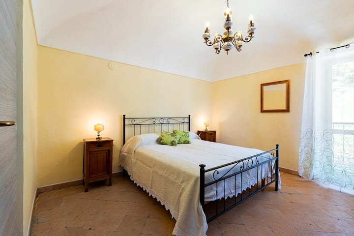 Private spaces on the first floor: king-size bedroom (nr 2) with ensuite bathroom | Piano primo: bagno ensuite con vasca idromassaggioPiano primo: Camera 2