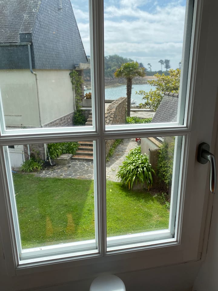 Vistas al mar desde la ventana de la segunda habitación